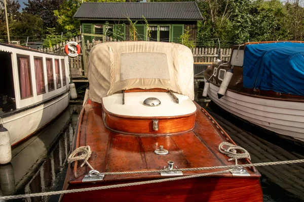 Stockholm, İsveç 14 Eylül 2025 Sodermalm 'daki Palsundet Kanalı' nda klasik bir ahşap tekne..