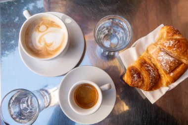 Stockholm, İsveç kapuçino, espresso kahve ve şekerli kruvasan içeren paslanmaz bir masa..