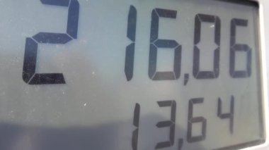 Stockholm, İsveç Benzin istasyonunda dijital ekran ve benzin fiyatları. 