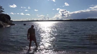 Nynashamn, İsveç Baltık Denizi 'nde yıkanan bir adam