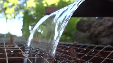 Uppsala, İsveç Yaprakları yakalamak için kanalizasyona akan bir su borusu ve metal ızgara. 