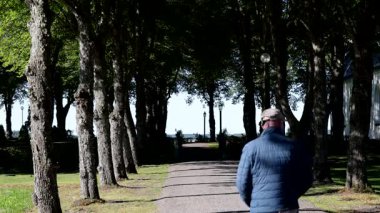 Tllberg, İsveç Bir adam Dalarna vilayetinde ağaçlık bir yolda yürüyor. 