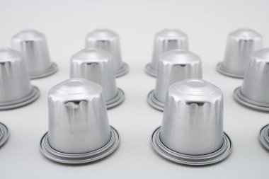 Beyaz arka planda espresso kahve Kapsüller veya kahve kapsülü. Kahve makinesi.