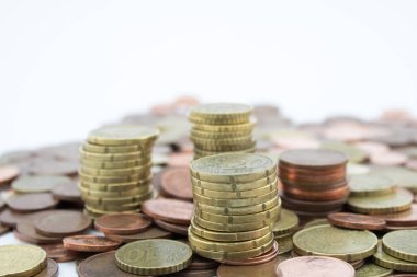 Beyaz arka planda farklı değer Euro cent sikke yığını. Ekonomi.