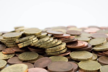 Beyaz arka planda birçok Euro sent sikke. Tasarruf.