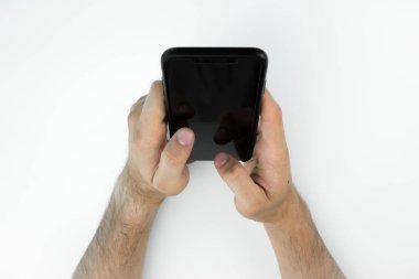 Beyaz bir masada onun Smartphone kullanarak iş kişi. Modern çalışma alanı.