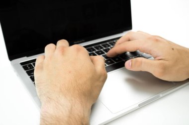 Beyaz bir masada bir dizüstü bilgisayarın klavyeyi kullanarak iş kişi. Çalışan kişi.