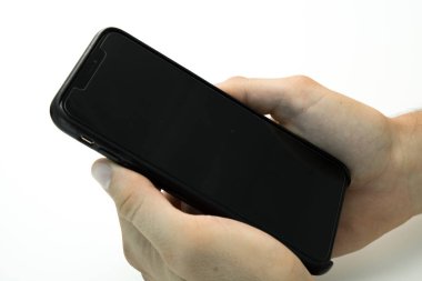 Beyaz bir masada onun Smartphone kullanarak iş kişi. Modern çalışma alanı.