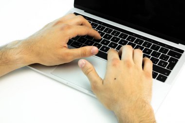 Beyaz bir masada bir dizüstü bilgisayarın klavyeyi kullanarak iş kişi. Çalışan kişi.