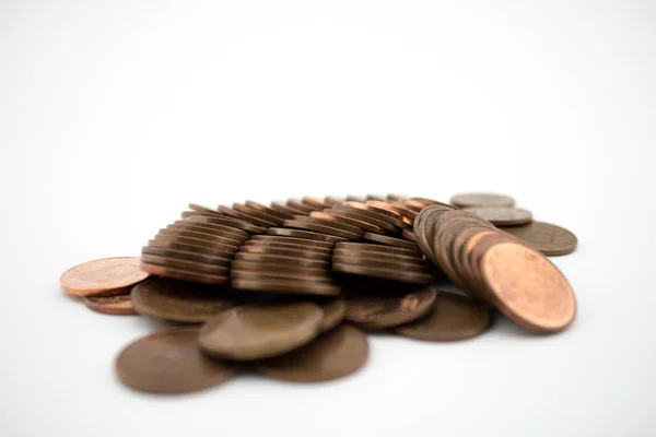 Bronzové mince na bílém pozadí. Mince pěti eurocentů. Úspory. — Stock fotografie