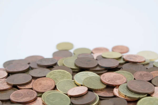 Monedas de céntimos de euro de pequeño valor sobre fondo blanco . — Foto de Stock