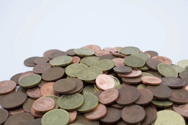 Muchas monedas de céntimos de euro sobre fondo blanco. Ahorro de monedas . — Foto de Stock