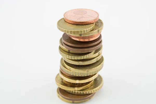Montón de monedas de céntimos de euro sobre fondo blanco. Divisas de diferentes valores, cinco, diez y veinte céntimos de euro . — Foto de Stock