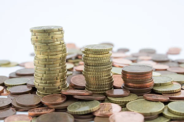 Pila de monedas de centavos de euro de diferente valor sobre fondo blanco. Economía . — Foto de Stock