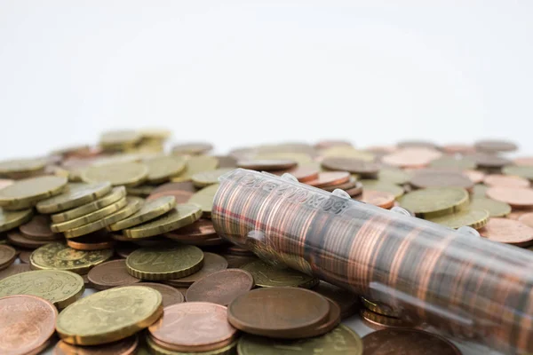 Rollo con monedas de céntimos de euro sobre monedas más variadas. Monedas de poco valor. Ahorro — Foto de Stock