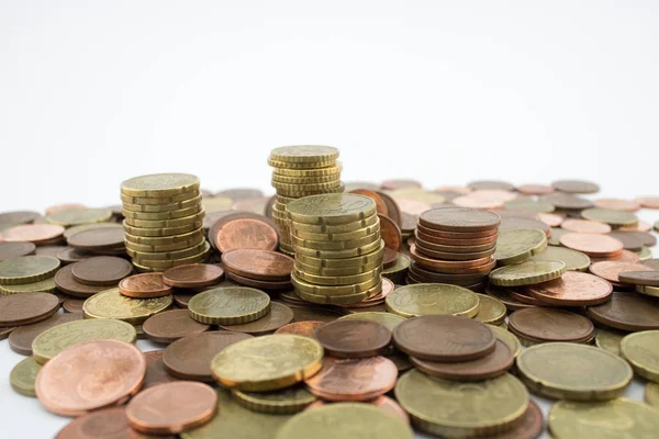 Pila de monedas de centavos de euro de diferente valor sobre fondo blanco. Economía . — Foto de Stock