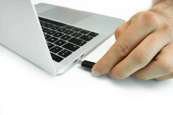 외장형 하드 드라이브를 노트북에 연결 하는 사람의 손, 흰색 테이블. — 스톡 사진