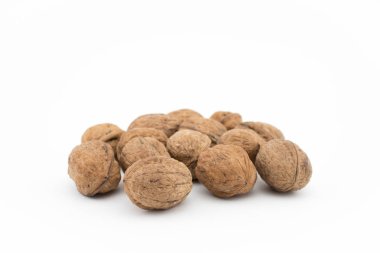 Beyaz arka planda ceviz. Ceviz sağlık faydaları birçok.