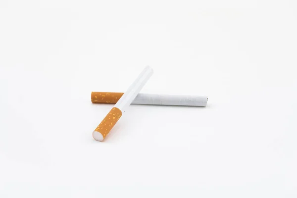 Два сигари ізольовані на білому тлі. Фільтровані сигарети . — стокове фото