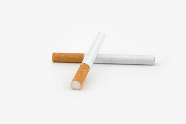 白い背景に孤立した2本の葉巻。フィルタータバコ. — ストック写真