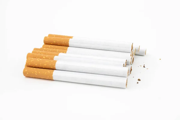 Vários charutos no fundo branco. Cigarros filtrados Tabaco . — Fotografia de Stock