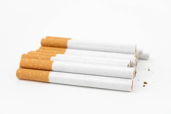 Varios cigarros sobre fondo blanco. cigarrillos filtrados. Tabaco . —  Fotos de Stock
