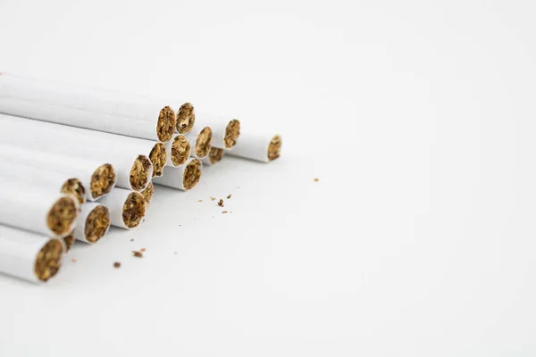 Vários charutos no fundo branco. Cigarros filtrados Tabaco . — Fotografia de Stock