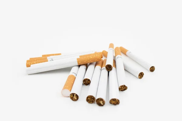 Charutos sobre fundo branco. Cigarros filtrados O tabaco pode causar inúmeros danos ao organismo . — Fotografia de Stock