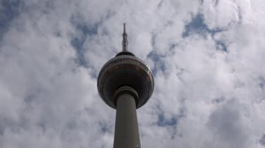 Berlin, Almanya-11 Temmuz 2018: 4K. Berlin-Mitte, Almanya 'da Alexanderplatz yakınlarındaki Fernsehturm Televizyon Kulesi. Kulenin aşağısından bak. Mavi gökyüzündeki bulutlar