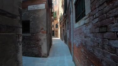 4 bin. İtalya, Venedik 'te dar bir sokakta yürüyorum. Eski bir yolda yürüyen birinin sübjektif görüntüsü..