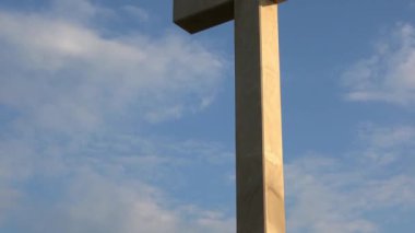 4 bin. Hırvatistan 'ın Dalmaçya kenti Dubrovnik' in hemen arkasındaki alçak bir dağ olan Srd Dağı 'ndan büyük bir haç. Vuruş sayısı artıyor..