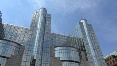 Brüksel, Belçika-04 Temmuz 2018: 4K. Brüksel, Belçika 'daki Avrupa Parlamentosu binası. Avrupa Birliği 'nin Brüksel merkezli kurumlarının çoğu Avrupa Bölgesi içinde yer almaktadır.