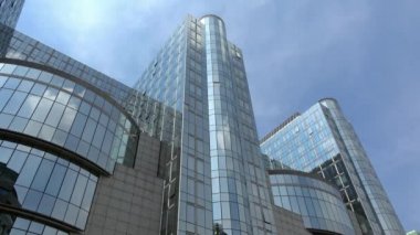 Brüksel, Belçika-04 Temmuz 2018: 4K. Brüksel, Belçika 'daki Avrupa Parlamentosu binası. Avrupa Birliği 'nin Brüksel merkezli kurumlarının çoğu Avrupa Bölgesi içinde yer almaktadır.