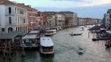 Venedik, İtalya-26 Temmuz 2018: 4K. Büyük Kanal Venedik, gondollu, tekneli ve buharlı kanallar. Rialto Köprüsü 'nden görüntü. Mavi ışık, hava kararıyor..