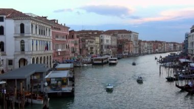 Venedik, İtalya-26 Temmuz 2018: 4K. Büyük Kanal Venedik 'in Rialto Köprüsü' nden görüntü. Venedik, İtalya 'da Gondol ve tekne trafiği. Mavi ışık, hava kararıyor..
