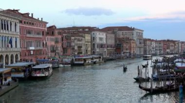 Venedik, İtalya-26 Temmuz 2018: 4K. Büyük Kanal Venedik 'in Rialto Köprüsü' nden görüntü. Venedik, İtalya 'da Gondol ve tekne trafiği. Mavi ışık, hava kararıyor..