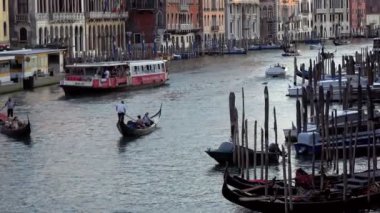 Venedik, İtalya-27 Temmuz 2018: 4K. Büyük Kanal Venedik, gondollu, tekneli ve buharlı kanallar. Rialto Köprüsü 'nden görüntü. Mavi ışık, hava kararıyor..