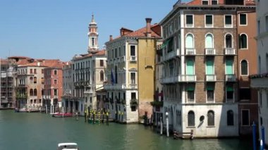 Venedik, İtalya-27 Temmuz 2018: 4K. Venedik Büyük Kanalı. Venedik, İtalya 'da Gondol ve tekne trafiği. Rialto köprüsünden görüntü.