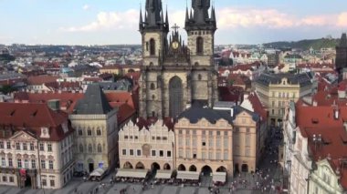 Prag, Çek Cumhuriyeti - 13 Temmuz, 2018: 4 k. Tn 'den önceki Meryem Ana Kilisesi, Çek Cumhuriyeti' nin Prag 'daki Eski Şehir' deki gotik bir kilise. Eski belediye binasının kulesinden görüntüler