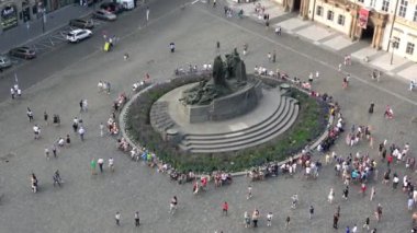 Prag, Çek Cumhuriyeti-13 Temmuz 2018: 4K. Çek Cumhuriyeti 'nin Prag' daki Eski Şehir Meydanı 'ndaki Jan Hus Anıtı. Meydanda turistler ve insanlar oturuyor.