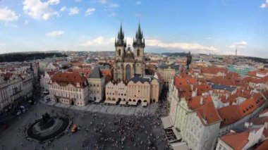4 bin. Eski Şehir Meydanı 'ndaki insanlar ve Tn' den önceki Meryem Ana Kilisesi, Çek Cumhuriyeti 'nin Prag şehrindeki gotik bir kilise. Eski belediye binasının kulesinden görüntüler