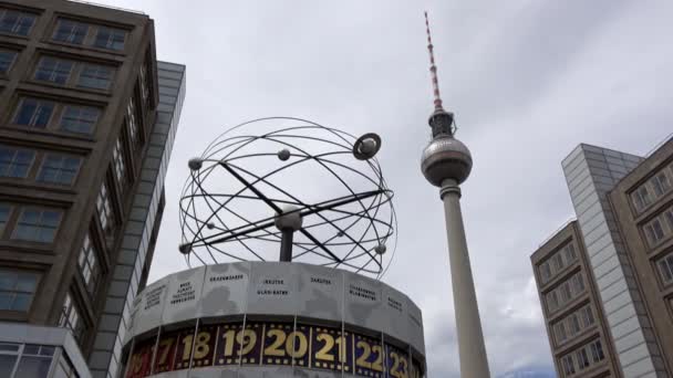 Berlín Alemania Julio 2018 Reloj Mundial Torre Televisión Alexanderplatz Situado — Vídeos de Stock