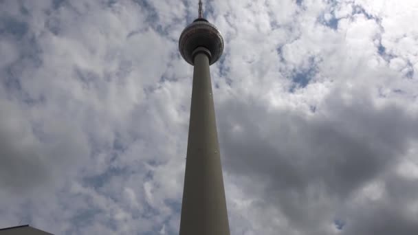 Berlin Almanya Temmuz 2018 Berlin Mitte Almanya Alexanderplatz Yakınlarındaki Fernsehturm — Stok video