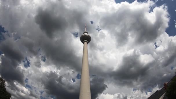 Berlín Alemania Julio 2018 Torre Televisión Fernsehturm Cerca Alexanderplatz Berlín — Vídeo de stock