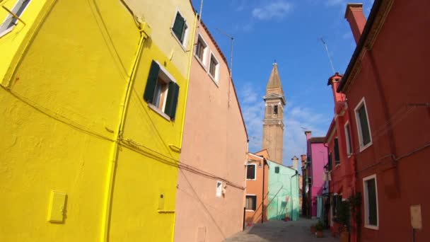 Красочные Дома Острове Бурано Венеция Наклоняющаяся Башня Сан Мартино Заднем — стоковое видео