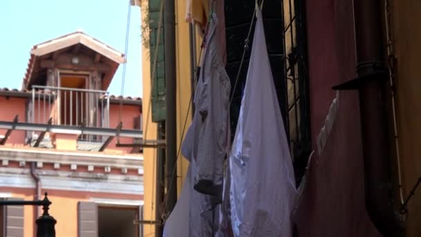 Ubrania Wiszące Fasadzie Domu Przy Wąskiej Ulicy Wenecji Włochy Suszenie — Wideo stockowe