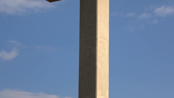 Weißes Kreuz Auf Dem Berg Srd Einem Niedrigen Berg Gleich — Stockvideo