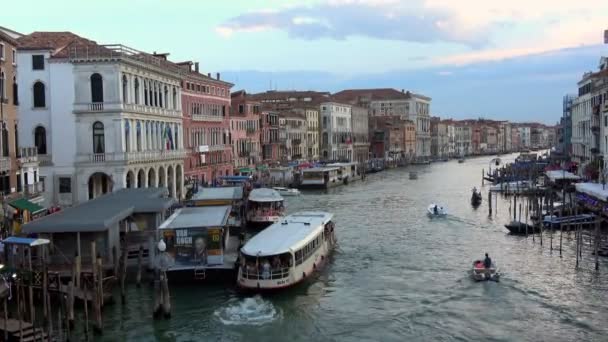 イタリア ヴェネツィア 2018年7月26日 グランド運河ヴェネツィア ゴンドラ ボートや蒸気船と運河 リアルト橋からの眺め 青い光が暗くなってきた — ストック動画