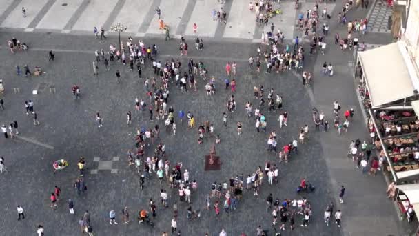 2018年7月13日 4Kチェコ共和国プラハ 空中展望 人々でいっぱいの通り 旧市街広場 プラハ旧市街地区の歴史的広場 チェコ共和国の首都の観光客 — ストック動画