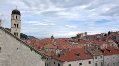 4 bin. Etraftaki duvarlardan Dubrovnik Eski Kasabası 'nın manzarası. Dubrovnik 'in manzarası, dünyanın en iyi ve en mükemmel şekilde korunmuş ortaçağ şehirlerinden biri. Güzel bulutlar